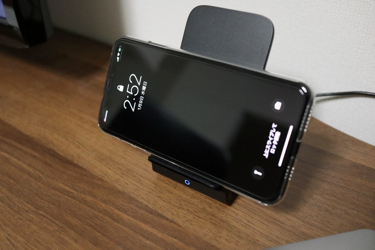 Anker PowerWave 7.5 StandでiPhone XS Maxを横向きで充電中