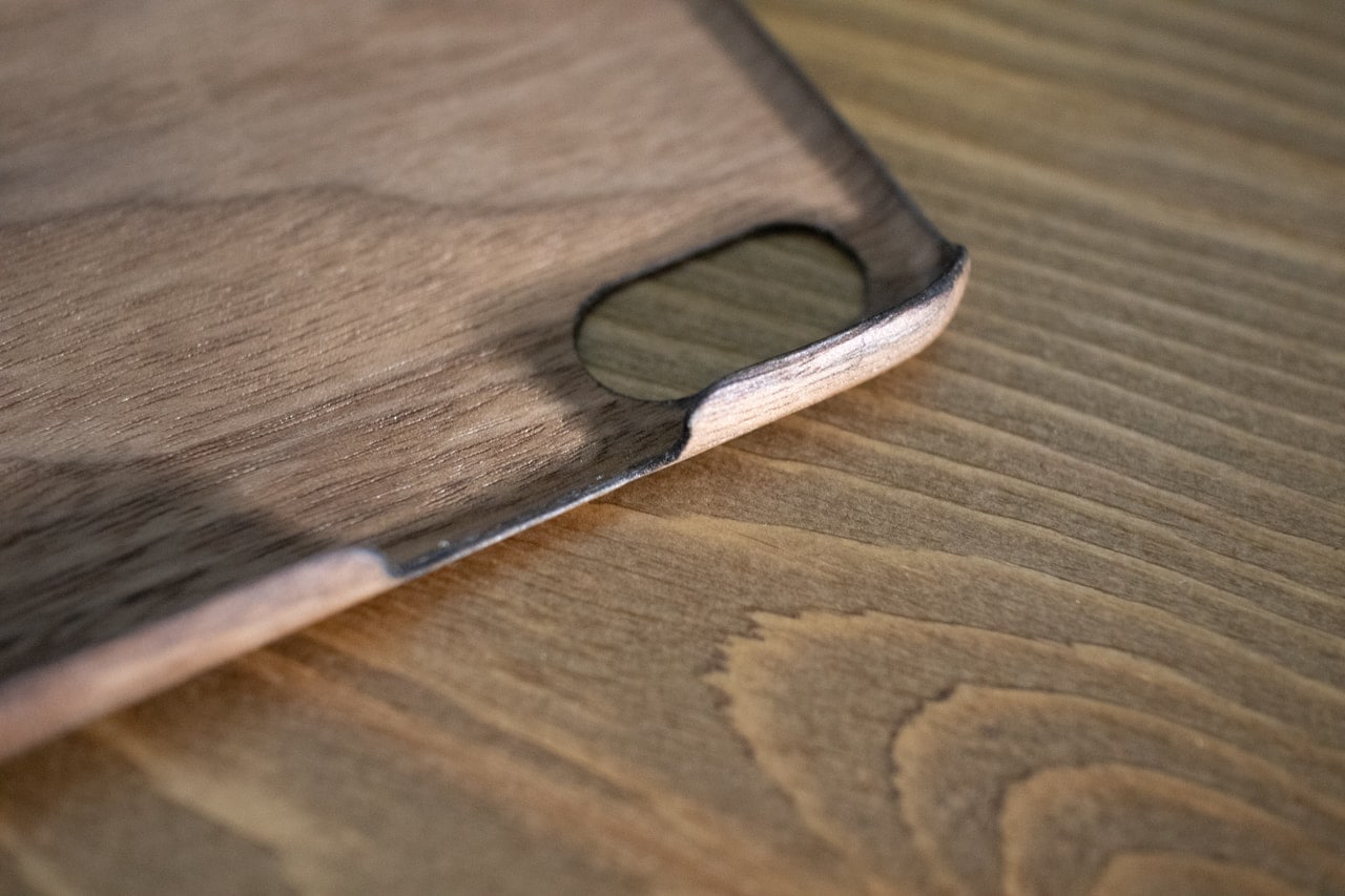 木製でおしゃれなWOODWE iPhoneケースは薄くてスリムな作り