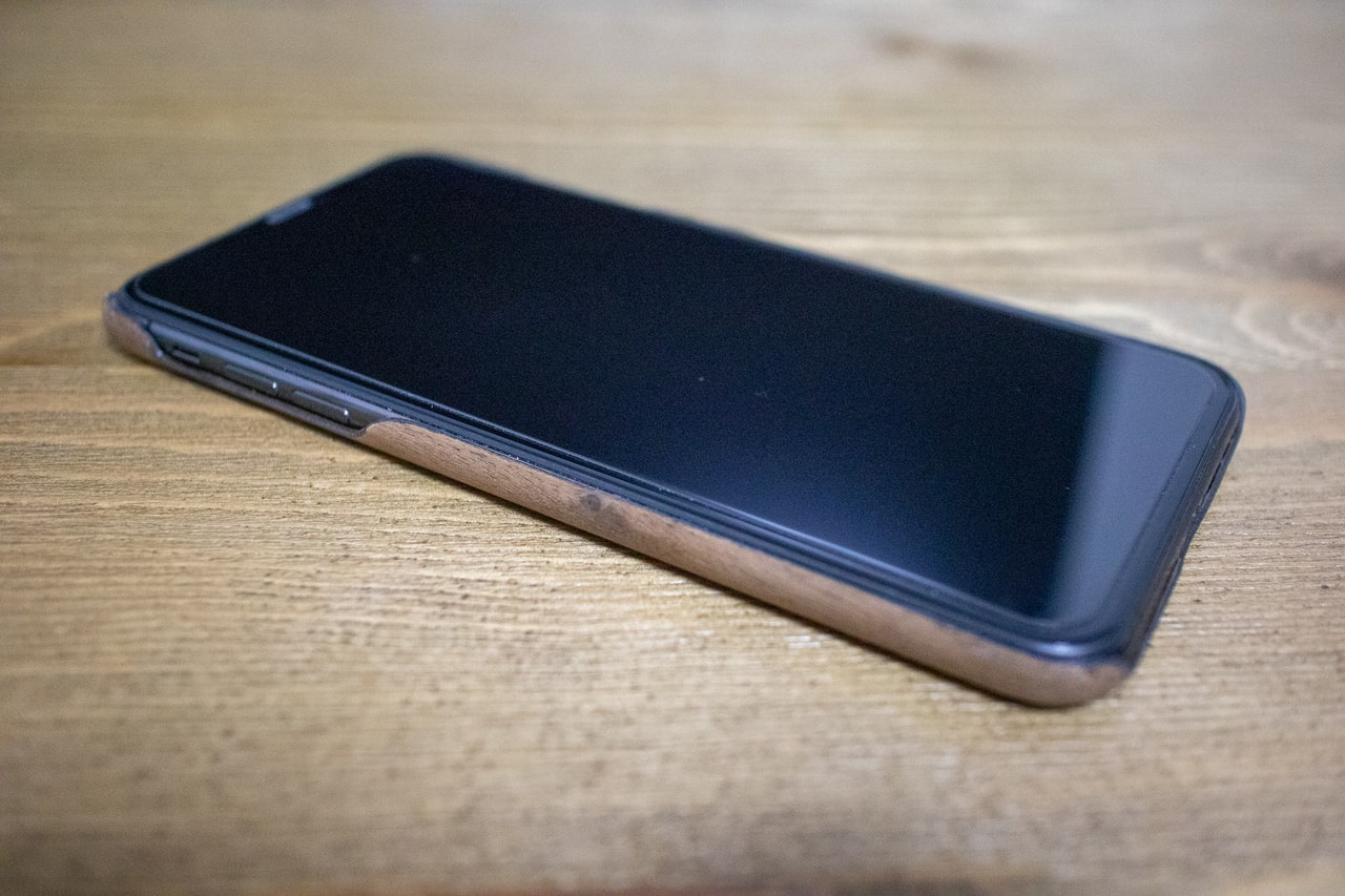 木製でおしゃれなWOODWE iPhoneケースをiPhoneに装着
