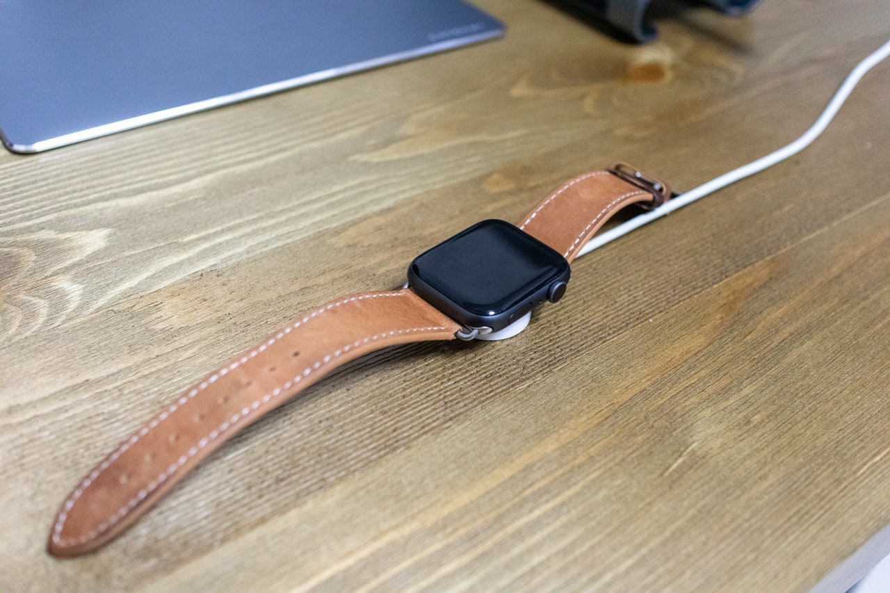 Apple Watchの付属充電器だけではおさまりが悪い