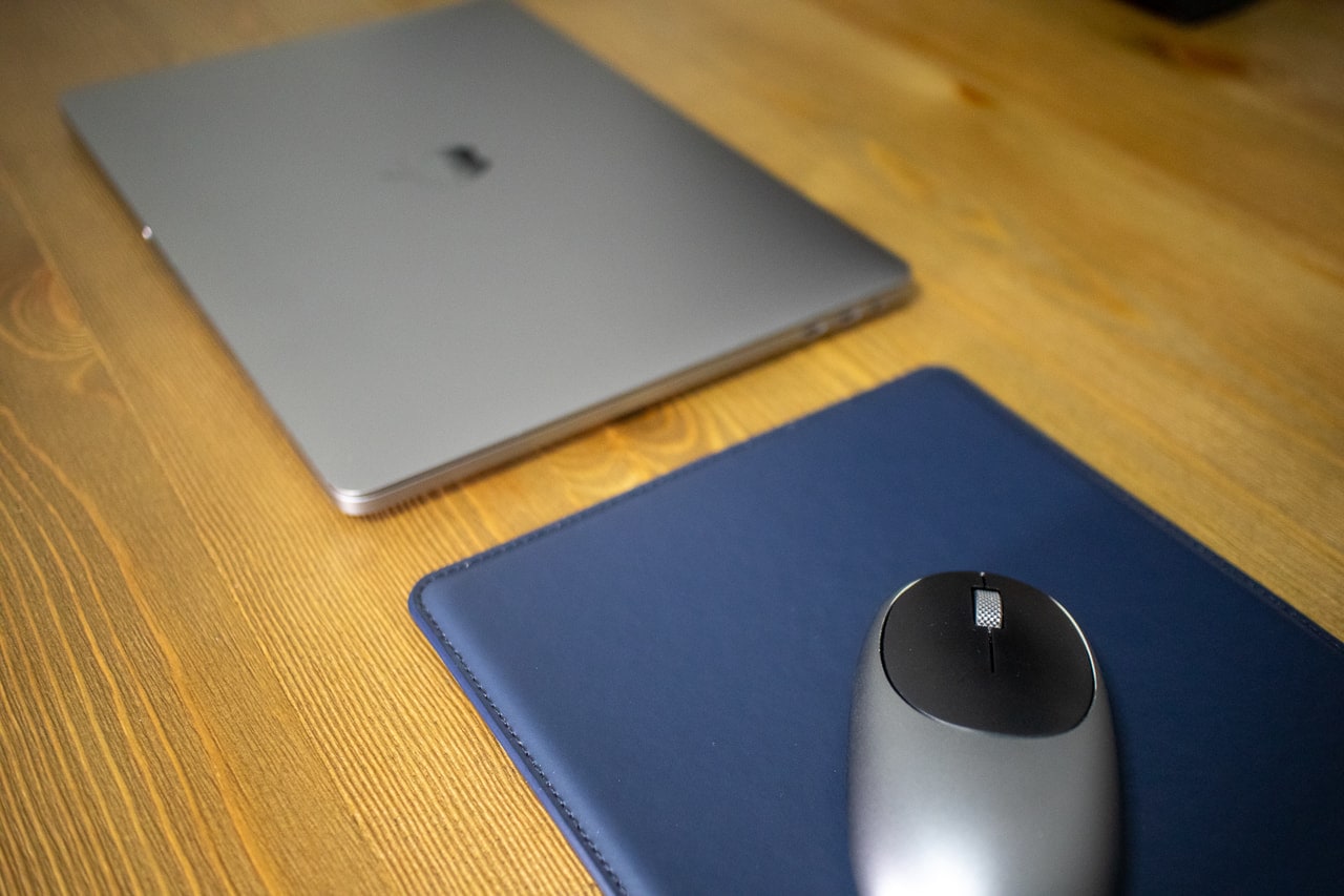 ECOレザー製マウスパッドをMacBook Proと合わせると高級感