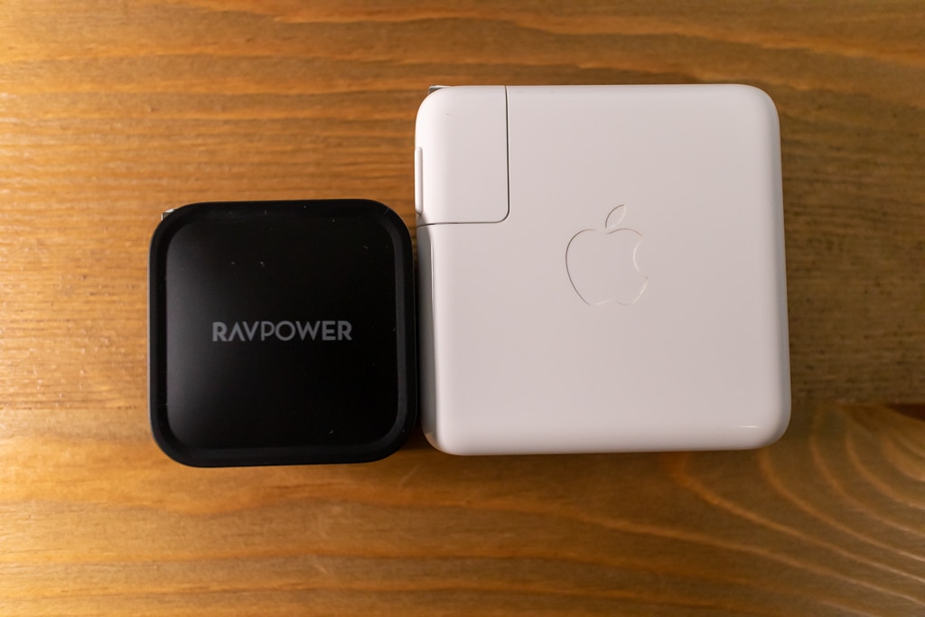 RAVPower RP-PC112とMacBook Pro 13インチ充電器のサイズ比較