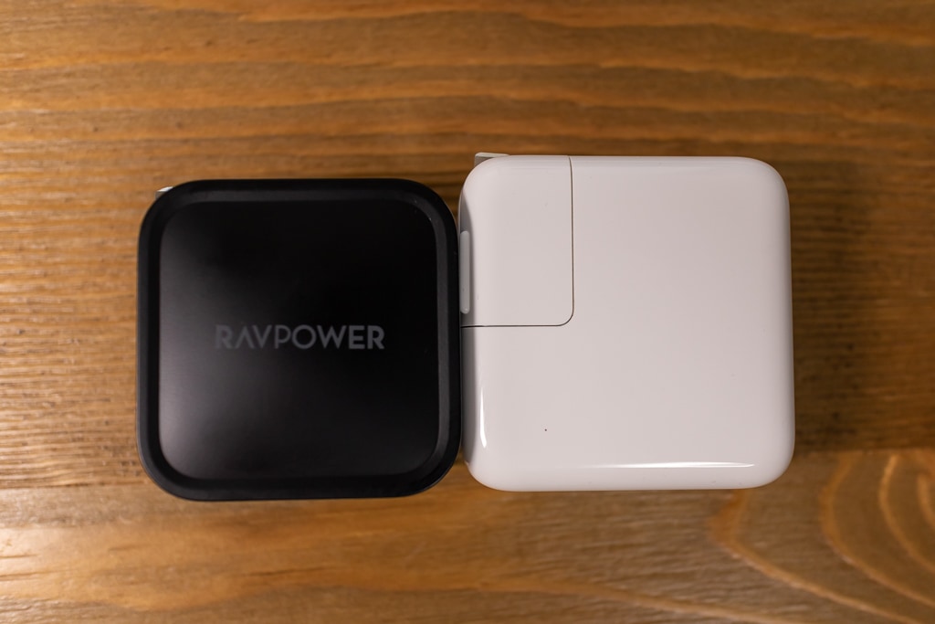 RAVPower RP-PC112とMacBook Airの充電器のサイズ比較