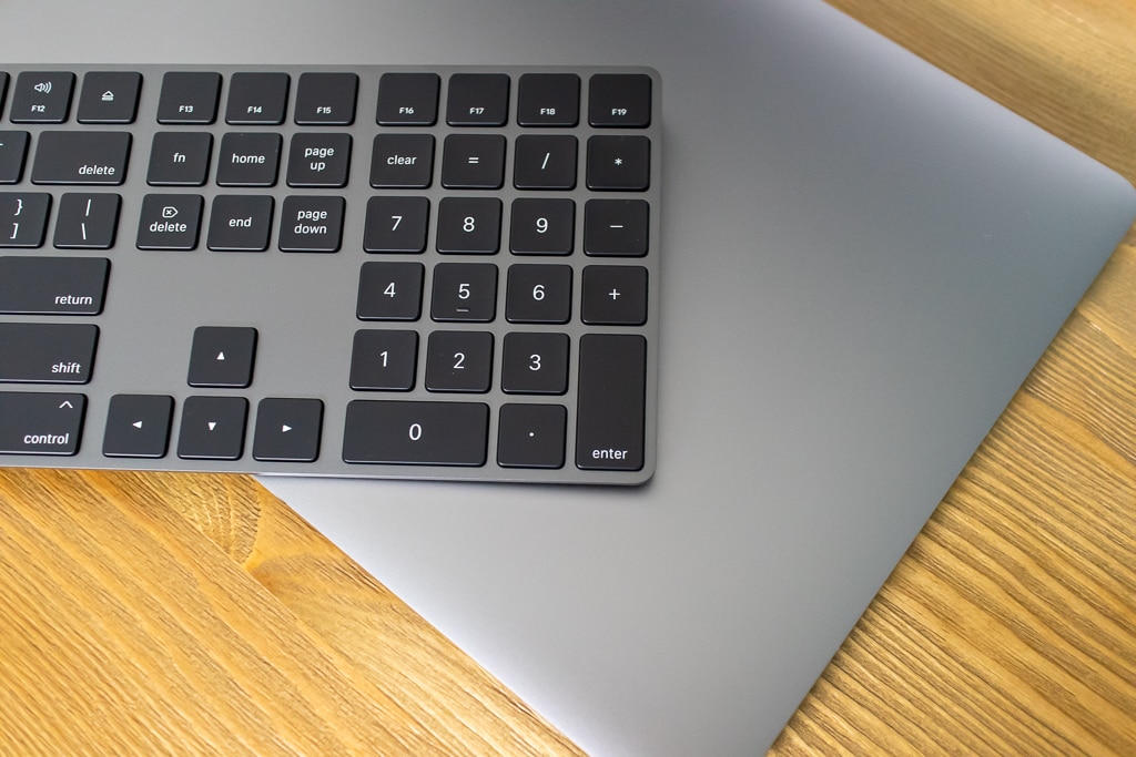 Magic Keyboard （テンキー付き）スペースグレイとMacBook Pro