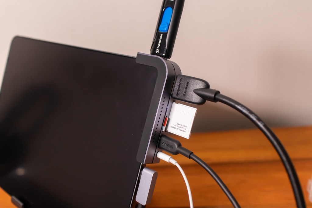Baseus Bolt iPad Pro USB-Cハブの全てのポートに接続