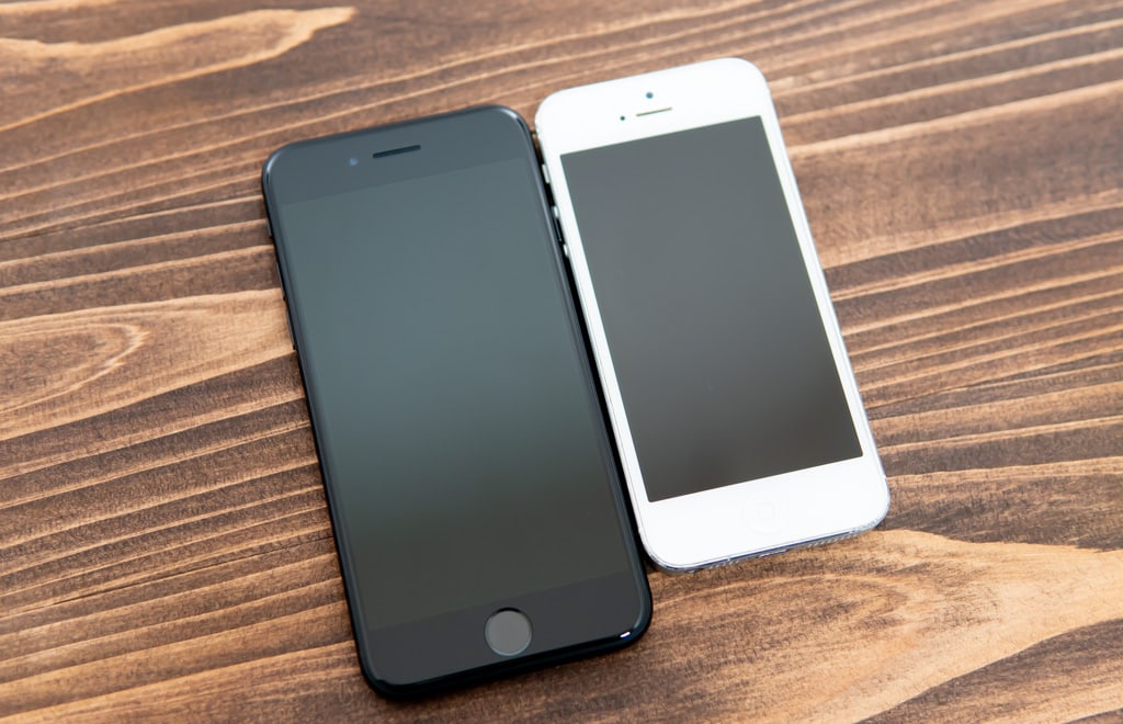 新型iPhone SE（第2世代）と旧型iPhone SE