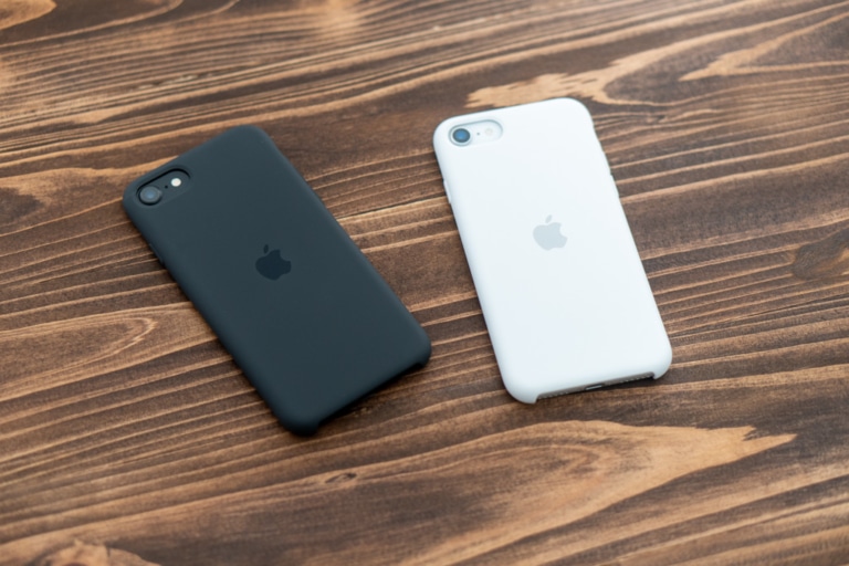 どっちを選ぶ？iPhone SE 第2世代用Apple純正シリコンケース vsレザーケースを比較 | misclog（ミスクログ）