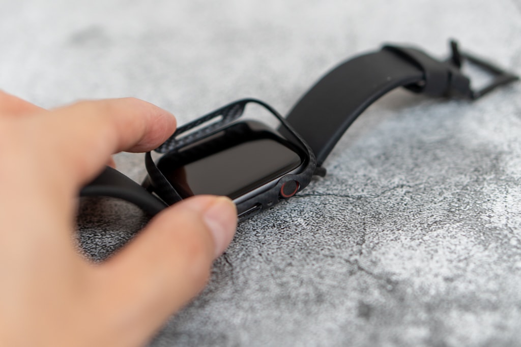 PITAKA Air Case for Apple Watchはバンドをつけたまま装着可能