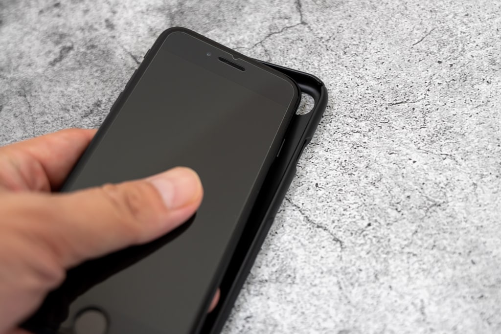 Caseology Dual GripはiPhone SEにしかりと装着される