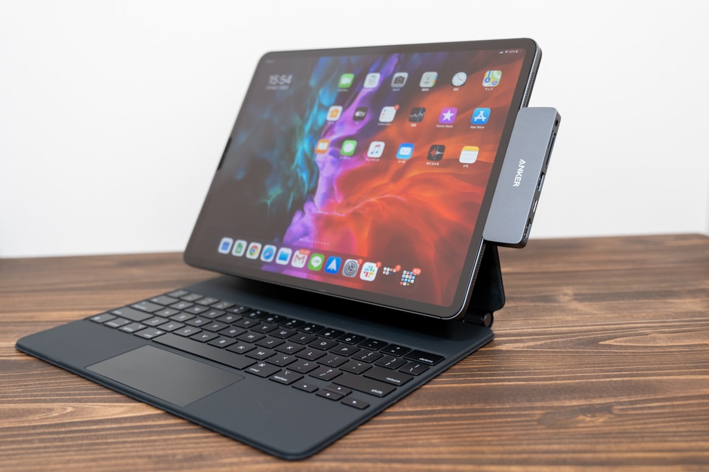 Magic KeyboardをつけたiPad ProにAnker PowerExpand Direct 6-in-1を装着