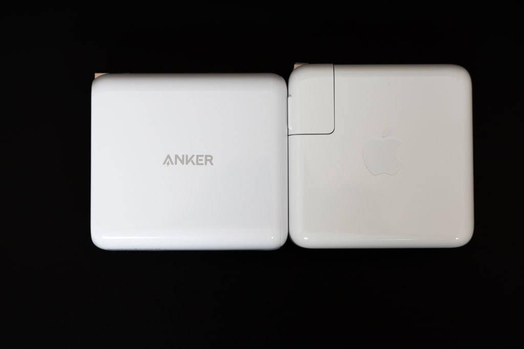 Anker PowerCore III Fusion 5000とMacBook Pro 13インチの充電器は同じようなサイズ