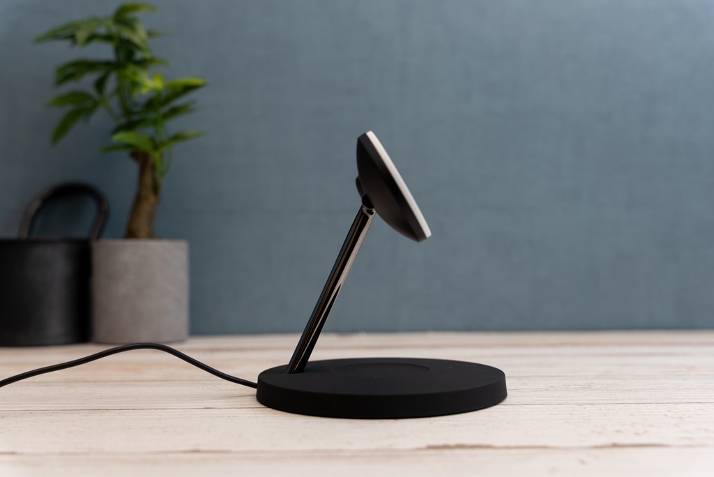 Belkin 3-in-1 Wireless Charger with MagSafeを横から