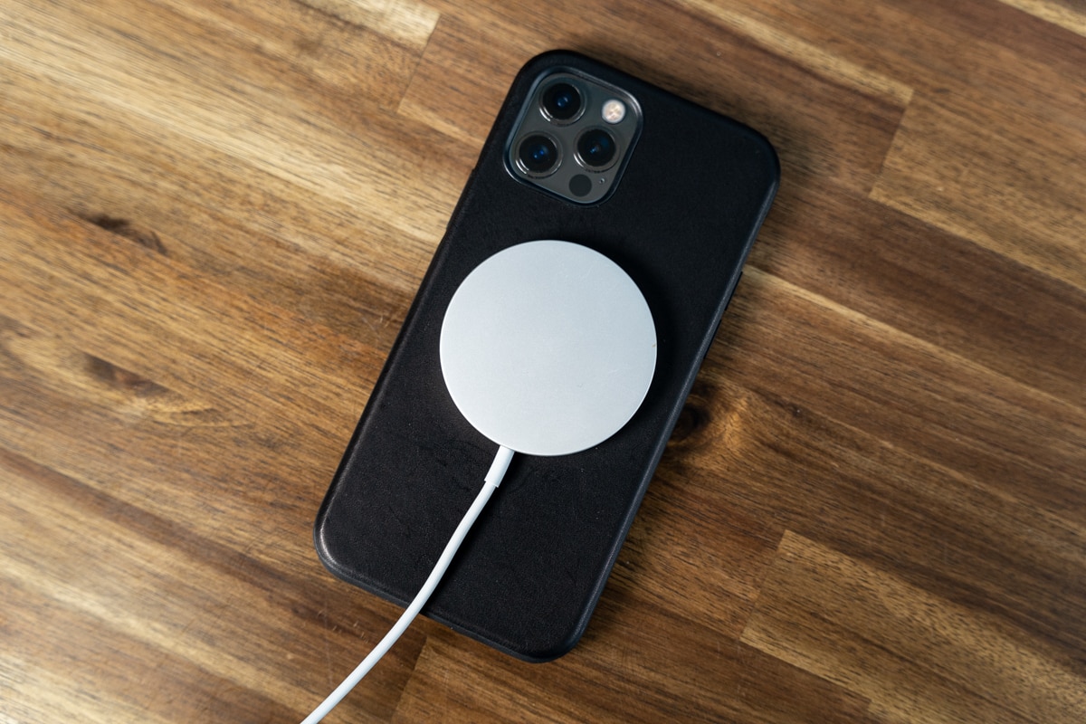 Apple純正MagSafe充電器レビュー：これは必要？iPhoneにくっつくワイヤレス充電器 - misclog（ミスクログ）