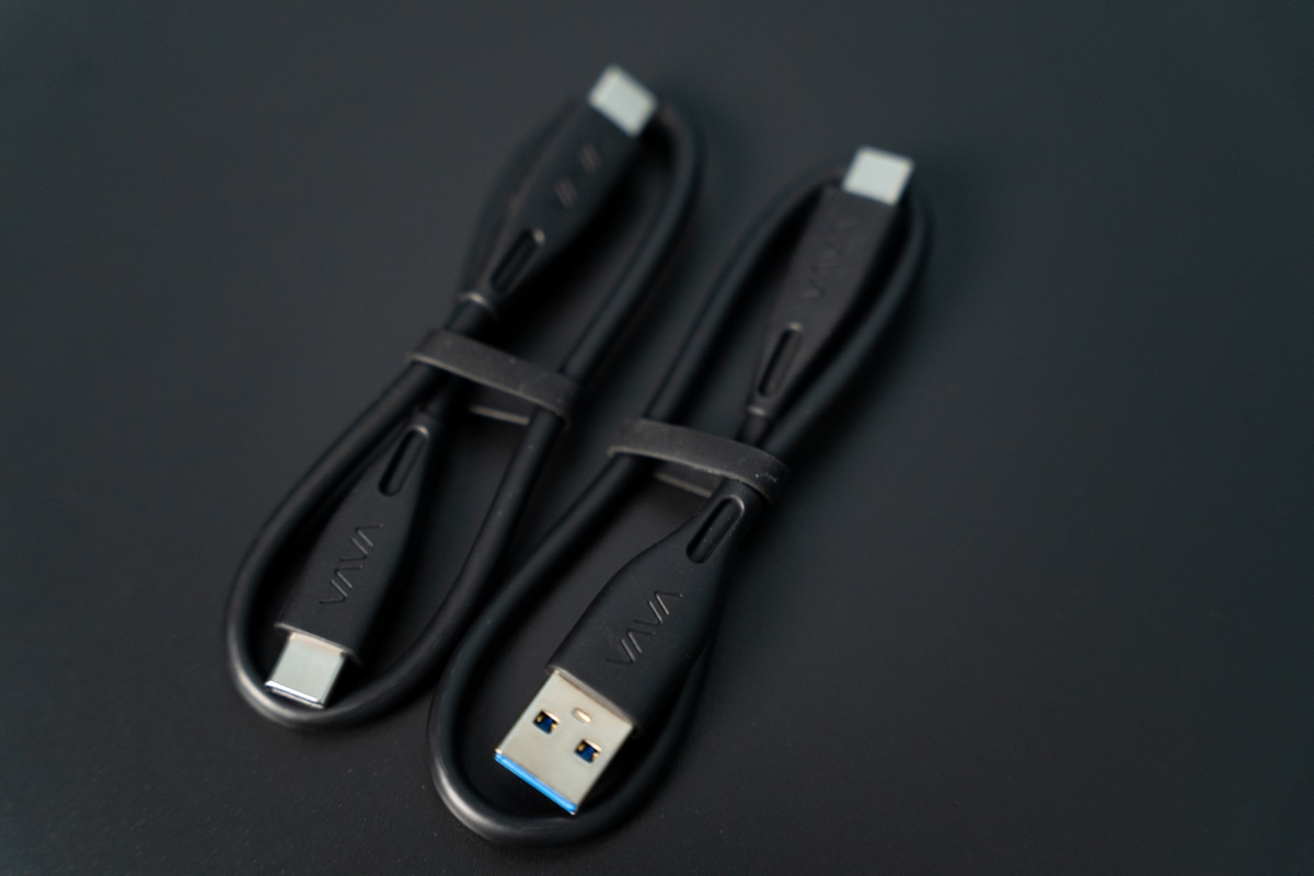 USB-C to CとUSB-C to Aの2つのケーブルが付属している
