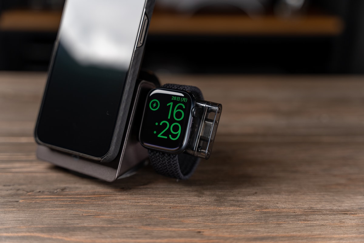 Apple Watchも充電可能。