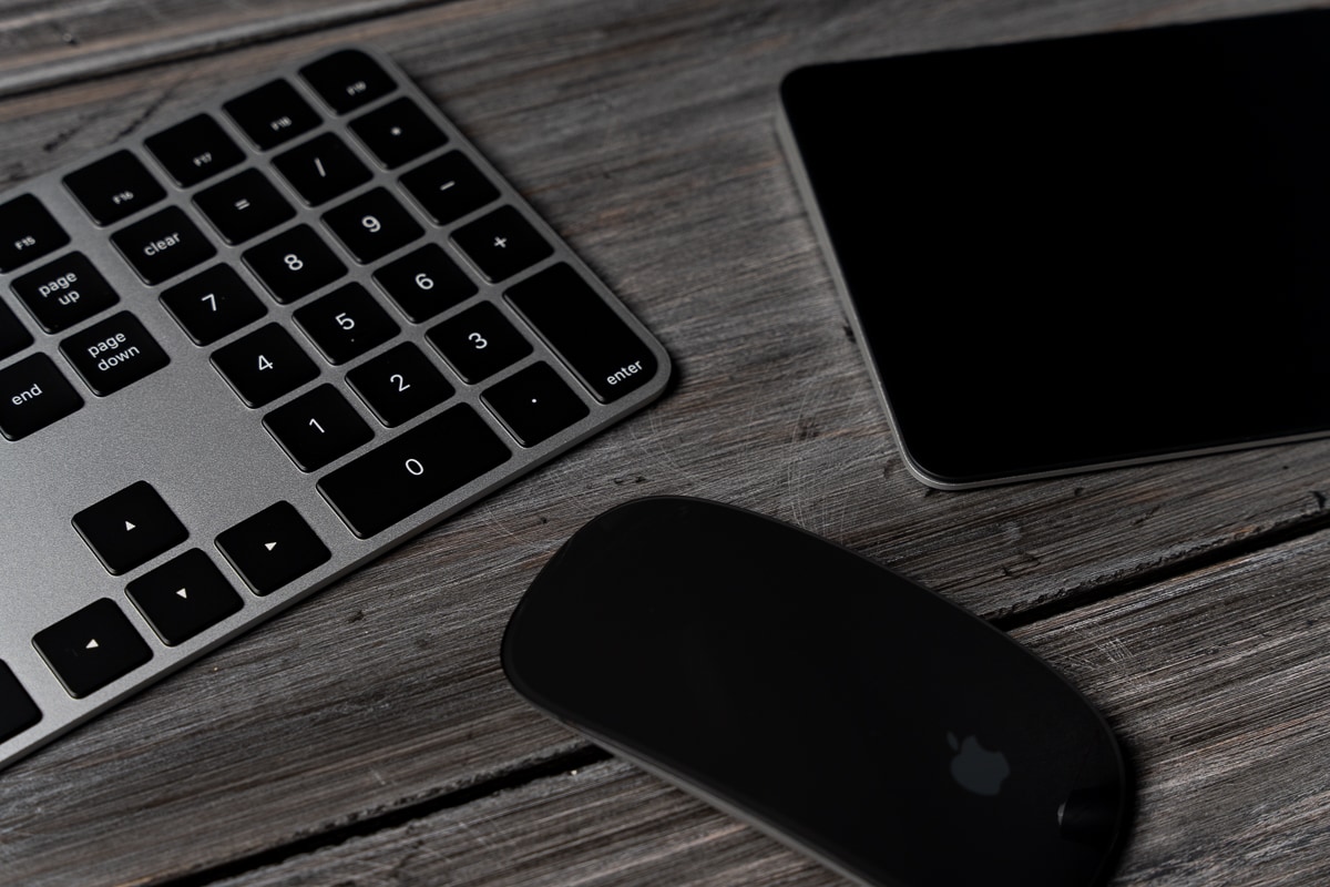 真っ黒！Magic Mouse、Magic Trackpad、Magic Keyboard ブラック レビュー：全ての黒好きMacユーザーに！  misclog（ミスクログ）